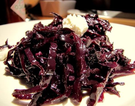 Spiced Red Cabbage, Cooked Red Cabbage, Red Cabbage Recipes, Braised Red Cabbage, Apple Dishes, Braised Cabbage, Hot Cheese, Goat Cheese Recipes, Roasted Cabbage