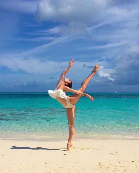 Happy Monday! On the photo the beautiful Brittany Cavaco 🌸💕 #ballet #dance #dancephotography #dancersofinstagram #dancersofig… Beach Dance Photography, Flexibility Gymnastics, Dancing Photography, Yoga On The Beach, Dance Aesthetic, Dance Picture Poses, Dance Photo Shoot, Flexibility Dance, Dance Photography Poses