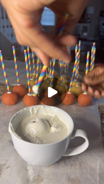 Taysty Treatz on Instagram: "Want to know why this happens: ⬇️⬇️⬇️

Cake Pop Fails 

Despite dipping your stick in chocolate, you also have to refrigerate your pops for 8-10min to let the chocolate harden inside of the dough. 

Then let them stand for about 2-3 mins before dipping to let the surface come back to room temp. 

Then you’re ready to dip your cake pops 😊 

#learnfrominstagram #cakepops #cakesiclesofinstagram #cakepoptutorial #bakingtipsandtricks #tipsandtricks" Diy Cake Pop Stand, Diy Cake Pops, Cake Pop Tutorial, Cake Pop Stands, Cake Pops How To Make, Cake Pop Sticks, M Instagram, Cake Pop, Cakepops