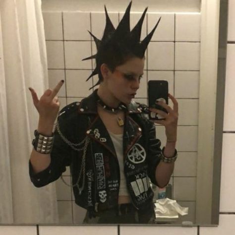 Rocka Billy Style, Punk Style Aesthetic, Custom Punk Clothes, Lace Code Punk, Punk Aesthetic Outfit, Punk People, 80s Punk Fashion, Punk Rock Women, Punk Guy