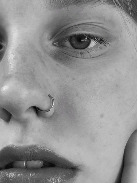 Pierced Nose Aesthetic, Pearsings Nose, Noes Pericing, Nose Piercing Inspiration, Nostril Piercing Ring, Nose Piercing Aesthetic, Piercings Nose, Unique Nose Rings, Cute Nose Piercings