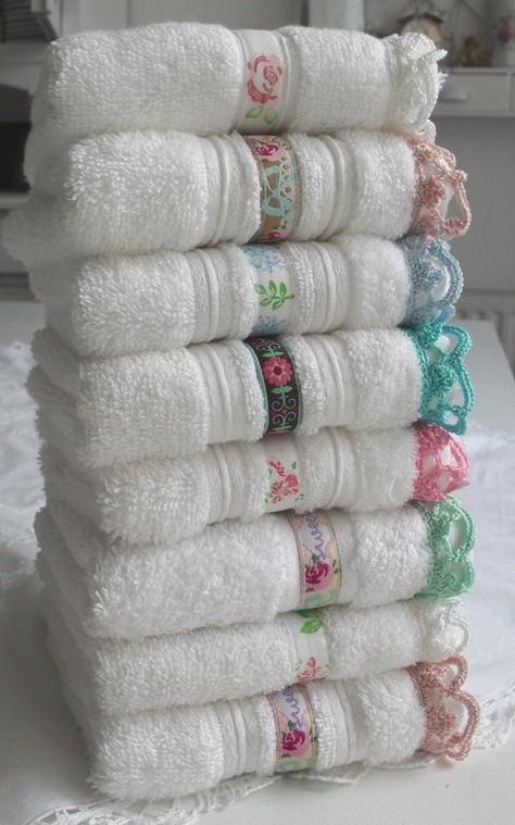 Love the crocheted trim and ribbon on these towels! Crochet Towel, Mode Crochet, Crochet Kitchen, Google Translate, Crochet Borders, Decorative Towels, Guest Towels, Crochet Edging, Love Crochet