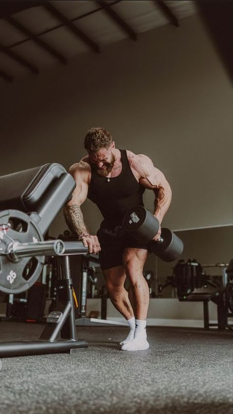 Indoor Gym Photoshoot, Sam Sulek Wallpaper Iphone, Chris Bumstead Wallpaper, Gym Men Photography, Calisthenics Workout For Beginners, Chris Bumstead, Gym Photoshoot, Aesthetics Bodybuilding, Good Back Workouts