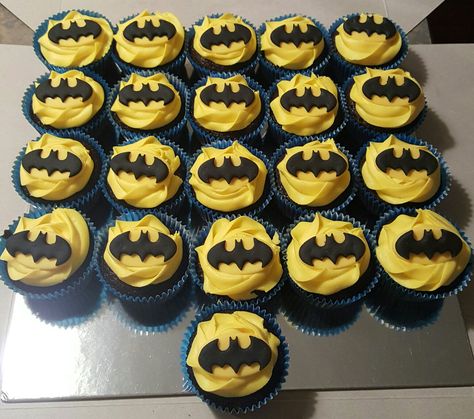 Batman Birthday Cupcakes, Batman Cakesicles, Batman Cupcakes Ideas, Batman Desserts, Batman Cupcake Cake, Batman Food, Dc Cake, Joker Cake, Batman Themed Birthday Party