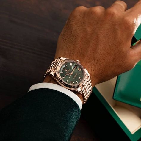 Rolex Olive Green, Rolex Day Date Olive Green, Rolex Men Aesthetic, Rolex Aesthetic Man, Men With Watches, Gold Rolex Mens, Watches For Men Aesthetic, Rolex Green Dial, Rolex Aesthetic