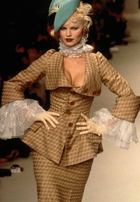 Vivienne Westwood 1995 Vivienne Westwood Fashion, Designs Clothes, Fashion 60s, Mode Rihanna, Eva Herzigova, 90s Runway Fashion, Runway Fashion Couture, Fashion 90s, 90's Fashion