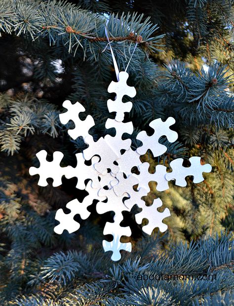 Snowflake Christmas ornament made from puzzle pieces. Christmas Snowflakes Crafts, Eco Friendly Christmas Decorations, Puzzle Piece Crafts, Diy Christmas Snowflakes, Christmas Snowflakes Decorations, Cheap Christmas Diy, Puzzle Crafts, Snowflake Christmas, Pretty Christmas