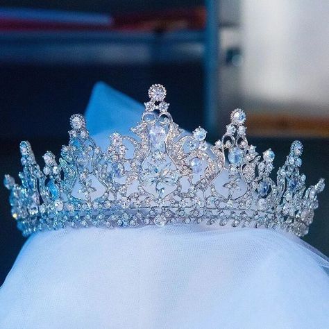 Baby Blue Quinceanera, Quince Crown, Cinderella Quinceanera Themes, Light Blue Quince, Cinderella Quinceanera, Crown Bridal Hair, Quinceanera Themes Dresses, Quinceanera Crown, Blue Quince