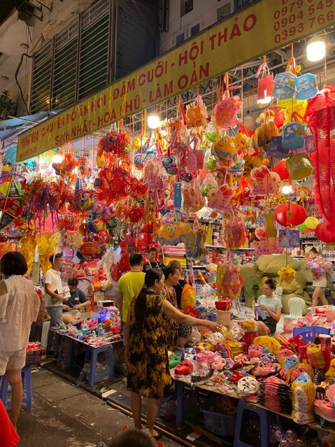 Vietnam Hanoi night market Vietnamese Night Market, Vietnam Night Market, Summer In Vietnam, Vietnam Travel Aesthetic, Hanoi Vietnam Aesthetic, Southeast Asia Aesthetic, Summer In Asia, Vietnamese Aesthetic, Southeast Asia Backpacking