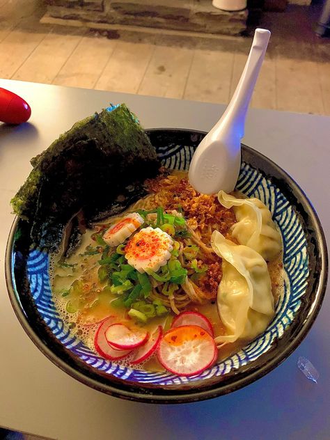 Japan Street Food, Japanese Food Traditional, Instant Ramen, Food Babe, Where I Live, Japan Food, Food Is Fuel, Food Market, Food Snapchat