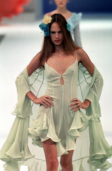 theoriginalsupermodels: Mugler - Spring 1999 RTW - 90s runway 90s Runway Fashion, Runway Fashion Couture, Runway Outfits, Claudia Schiffer, Runway Dresses, Thierry Mugler, Naomi Campbell, Runway Collection, Kate Moss