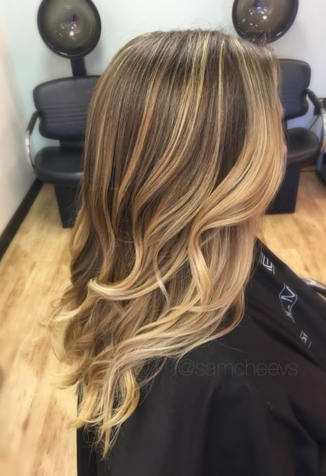 Caramel And Platinum Balayage, Low Lights Balayage Blonde, Gold Blonde Highlights On Brown Hair, Lived In Honey Blonde Balayage, Warm Tone Blonde Balayage, Highlights Pale Skin, Blonde Ends On Brown Hair, Blonde Balayage With Babylights, Blonde And Brown Balayage