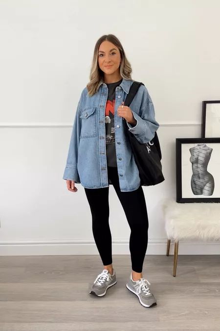 Outfits Ideas College, School Outfits Latina, Uniform Outfits Ideas, Looks Camisa Jeans, College Outfits Fall, Outfits Latina, Shacket Outfit, Uniform Outfits, Look Legging