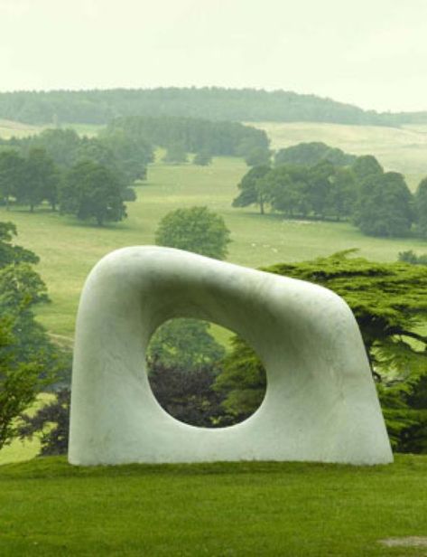 sculpture - looks fantastic, framed by a beautiful landscape... Henry Moore Sculptures, Organic Sculpture, Istoria Artei, Henry Moore, Marmaris, Art Japonais, Outdoor Sculpture, Sculpture Installation, Modern Sculpture