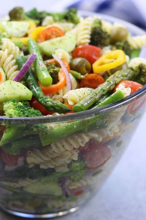 Springtime Pasta Salad recipe is light & savory. Perfect make ahead meal for company or potluck. Has simple lemon vinaigrette, olives and fresh veggies. Meal For Company, Macaroni Salads, Vegan Easter Recipes, Sommer Mad, Ground Beef Stroganoff, Yummy Salads, Pasta Salad Recipe, Lemon Vinaigrette, Pasta Salads