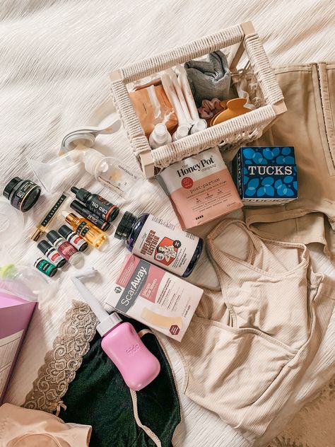 New Mom Things, Postpartum Kit For Mom, Postpartum Must Haves For Mom, Bedside Postpartum Basket, Best Postpartum Gifts, Natural Postpartum Essentials, Postpartum Setup, Postpartum Snack Basket, Postpartum Cart Bedside