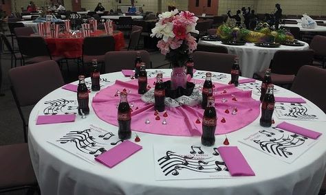 Table decor 70s Theme Parties, 50s Theme Party, 1950s Party Ideas, 50s Party Decorations, Grease Theme, 50s Theme, 50s Theme Parties, 70s Party Theme, Sock Hop Party