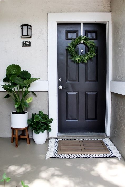 Renter and Budget Friendly Front Porch Decor - Within the Grove Apartment Front Door Decor, Apartment Front Doors, Apartment Front, Veranda Design, Front Porch Plants, Small Porch Decorating, Porch Halloween, Black Front Door, Porch Plants