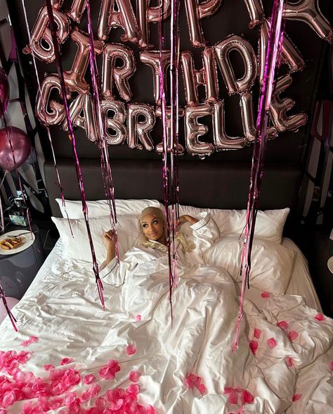 Bed Birthday Photoshoot, Hotel Birthday Photoshoot, Bedroom Birthday Photoshoot, Its My 19th Birthday, Bd Gifts, Hotel Birthday Parties, Toddler Fits, Surprise Birthday Decorations, Luxury Birthday Gifts