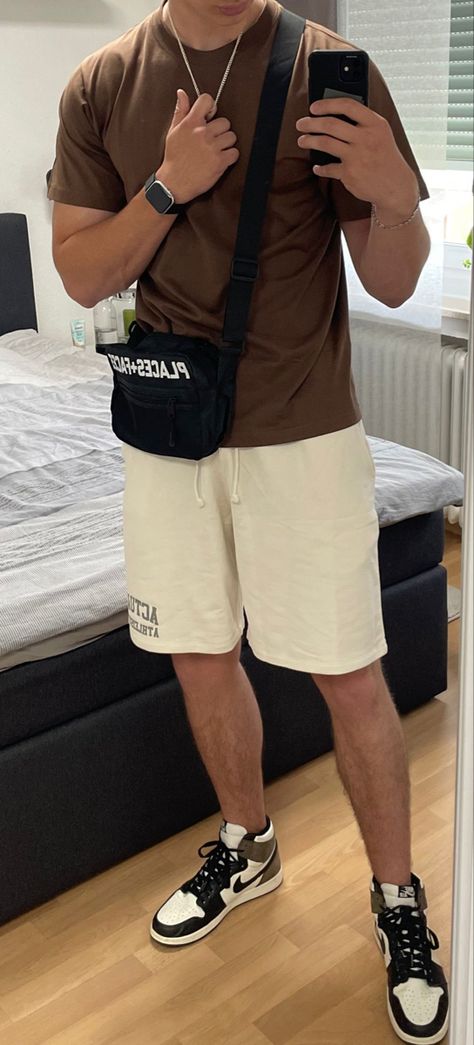 Baggy Shirt Shorts Outfit, Brown Shorts Men Outfit, Brown Summer Outfits Men, Beige Summer Outfit Men, Tan Shorts Outfit Men, Outfit Con Bermuda Hombre, Beige T Shirt Outfit Men, Red Shorts Outfit Summer, Baggy Shorts Outfit Men