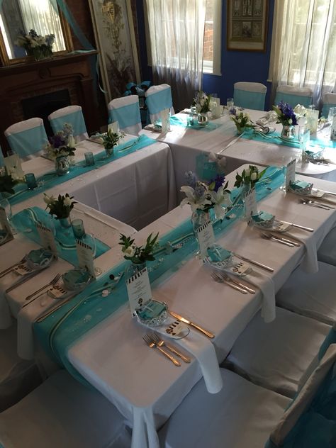 Tiffany's theme bridal shower Hiasan Perkahwinan, Wedding Table Layouts, Wedding Table Setup, Tiffany Theme, Tiffany Party, Events Business, Tafel Decor, Bridal Shower Tables, Table Set Up