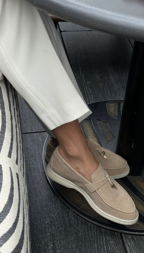 Loro Piana Summer Walk Outfit, Old Money Shoes Woman, Loro Piana Shoes Women, Loro Piana Shoes Outfit, Old Money Shoes, Loro Piana Summer Walk, Loro Piana Shoes, European Summer Outfits, Beige Outfit