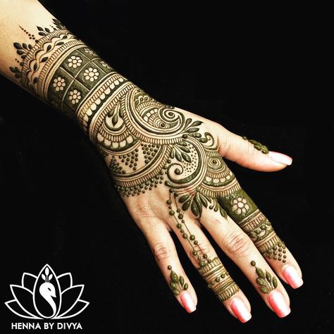 4,755 Likes, 25 Comments - Divya Patel (@hennabydivya) on Instagram: “Speaking of strong women, here's one of many I'm so grateful to know. ❤ @minal_beauty  #hennastain…” Mehendi Designs For Hands, Mehndi Designs For Eid, Eid Mehndi Designs, Mehndi Designs 2018, Henna Tattoo Designs Hand, Henna Art Designs, Modern Mehndi Designs, Full Mehndi Designs, Latest Bridal Mehndi Designs