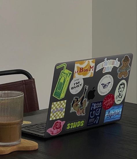 Laptop Sticker Aesthetic, Computer Stickers Ideas, Macbook Stickers Ideas, Computer Stickers Aesthetic, Macbook Case Aesthetic, Macbook Case Stickers, Stiker Macbook, Computer Decor, Mac Stickers