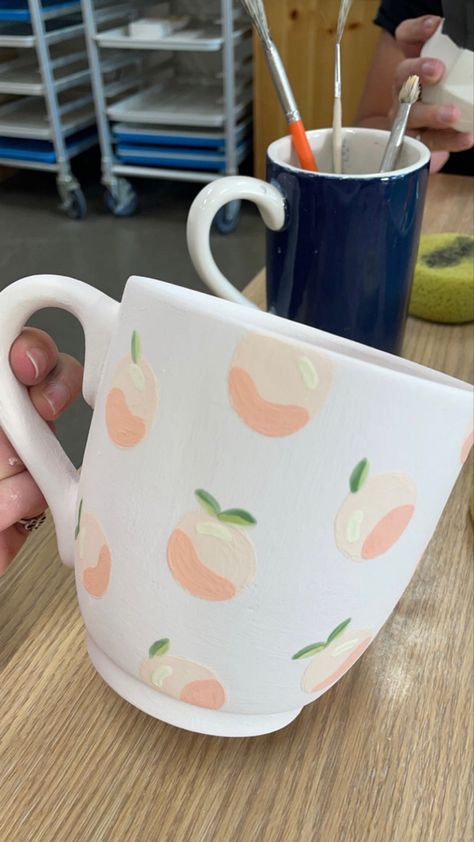 Fruit Painted Mugs, Cute Simple Mugs, Coffee Mugs Painting, Pinterest Pottery Painting, Coffee Mug Painting Ideas Easy, Cute Pottery Painting Ideas Fruit, Peaches Pottery Painting, Cute Mug Designs Ceramics, Pottery Painting Inspo Fruit