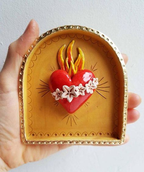 Wall Hanging Arrangements, Ceramic Art Wall, Hanging Arrangements, Wall Shrines, Sacred Heart Art, Diy Fimo, Den Mrtvých, Flaming Heart, Sacred Hearts