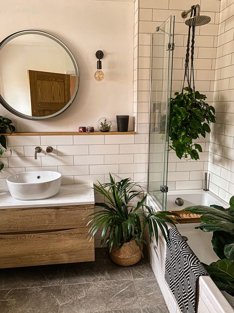 Rustic Scandinavian Bathroom, Bathrooms With Lots Of Plants, Plants In Bathroom Ideas, Bathroom Inspo Small, Earthy Bathroom Ideas Natural, Bathroom Scandi, Vintage Decor Bathroom, Bathroom Ideas Natural, Scandinavian Bathroom Decor