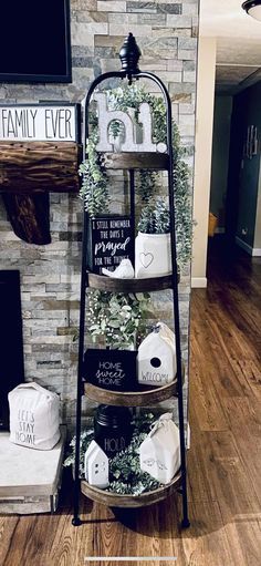 Black And White Farmhouse Living Room Decor, Small Living Area Decor, Farmhouse Living Room Corner Ideas, Black And White Farmhouse Living Room Decorating Ideas, Farmhouse Living Room Ideas On A Budget, Farmhouse Black Decor, Themes For Home Decor, Rae Dunn Bathroom Ideas, Bedroom Decor Ideas For Women Simple