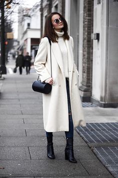 Cream Coat Outfit Winter, White Coat Outfit, Wool Coat Outfit, Long White Coat, Off White Coat, White Wool Coat, Winter Outfits 2020, Cylinder Bag, Winter Coat Outfits