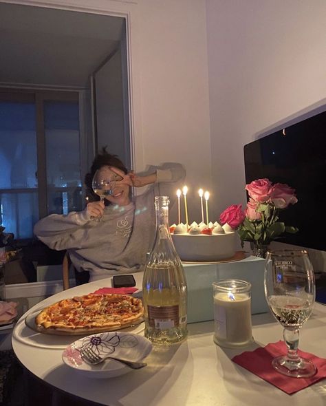 ʚ♡ɞ on Twitter: "i just want a cute lil apartment where i can invite my friends, cook yummy food for them and spend the evening watching films and drinking wine surrounded by plants and candles… https://t.co/eV7XsfbRbs" Bday Girl, Birthday Planning, A Pizza, Birthday Photoshoot, 18th Birthday, Wine Drinks, Pretty Food, Bday Party, Aesthetic Food