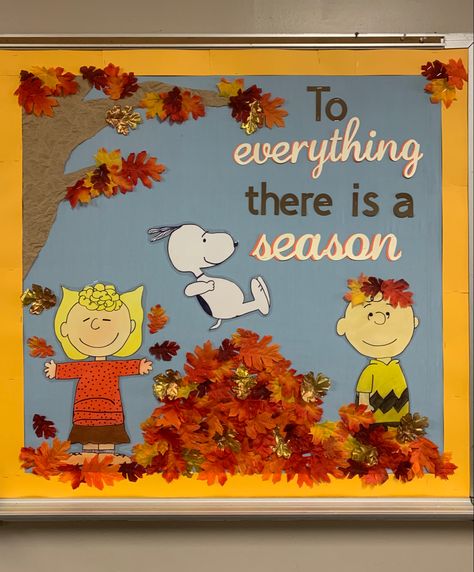 Charlie Brown Thanksgiving Bulletin Board, Snoopy Fall Bulletin Board Ideas, Charlie Brown Fall Bulletin Board, Thanksgiving Bulliten Boards, Charlie Brown Bulletin Board, Snoopy Bulletin Board Ideas, Charlie Brown Classroom, Snoopy Decor, Unique Bulletin Board Ideas