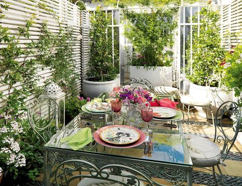 This style guide offers the top tips for outdoor seating to make the most of your space https://www.fabricsandpapers.com/outdoor-seating-area-ideas #GardenParty #Patio #Deck English Interior, Nina Campbell, Ad Magazine, Outdoor Living Patio, Chelsea House, Outdoor Inspirations, On The Horizon, Back Garden, Outdoor Rooms