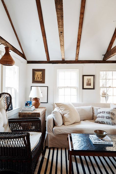 East Hampton Houses, Hamptons Cottage, Wooden Beams Ceiling, Living Small, Room Painting, Living Room Trends, Ideas Room, Hamptons House, Dream House Rooms