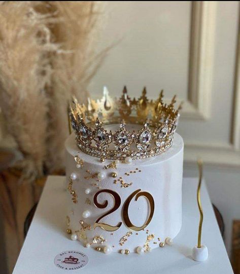 Minimalist Birthday Decor, Birthday Cake Crown, Birthday Decor Ideas, Queens Birthday Cake, Golden Birthday Cakes, Birthday Decoration Ideas, 20 Birthday Cake, Small Birthday Cakes, Minimalist Birthday