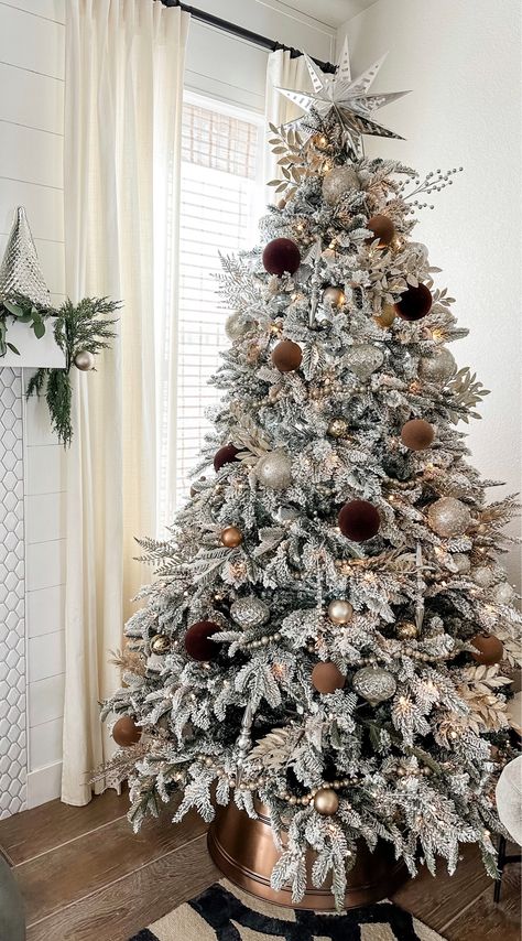 Elegant Flocked Christmas Trees, Christmas Decor Ideas Flocked Tree, Flocked Christmas Tree 2024, Tan And Brown Christmas Tree, Flocked Christmas Tree With Brown Decor, Frosted Christmas Tree Decorations Ideas, Modern Flocked Christmas Tree, Astetic Christmas Tree, White Frosted Christmas Tree Ideas