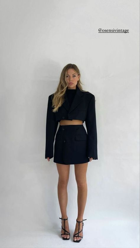 Cropped Blazer Skirt Outfit, Crop Blazer Outfits For Women, Black Cropped Blazer Outfit, Cropped Blazer Outfit Classy, Blazer And Skirt Outfits, Crop Blazer Outfit, Cropped Blazer Outfit, Blazer With Skirt, Outfit Advice