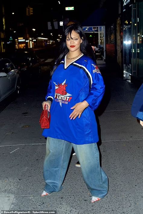 Jersey Shirt Outfit, Oversize Outfit, Oversized Jersey, Rihanna Outfits, Outfit Oversize, 90s Inspired Outfits, Rihanna Style, Oversized Outfit, Blue Jersey