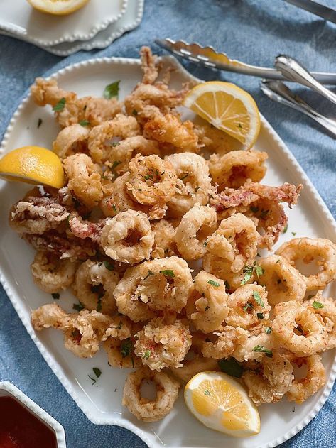 Enjoying delicious appetizers doesn't have to be limited to nights out at the restaurant. Thanks to recipe developer and food photographer Cecilia Ryu, you can whip up a platter of crispy fried calamari from the comfort of your own kitchen. #crispy #crunchy #fried #calamari Calamari Recipes Fried, Crispy Calamari Recipe, Calamari Dipping Sauce, Fried Calamari Recipe, Salt And Pepper Calamari, Calamari Recipe, Fried Squid, Seafood Dinner Recipes, Calamari Recipes