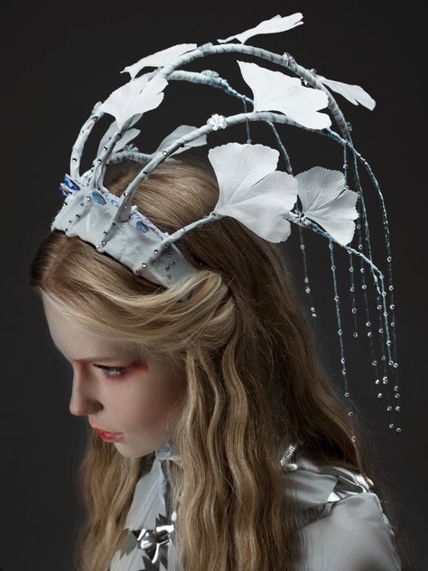 Jellyfish Body Adornment, Paper Head Piece, Creative Hat Ideas, Rain Headpiece, Jellyfish Headpiece, Bone Headpiece, Alien Headpiece, Wearable Art Headpieces, Futuristic Headpiece