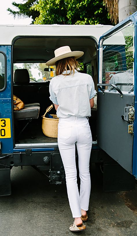 Tip #8: If you don't use it, give it away. Safari Look, Gala Gonzalez, Emmanuelle Alt, Stil Inspiration, Summer White, Looks Street Style, Looks Chic, 인물 사진, Denim Design