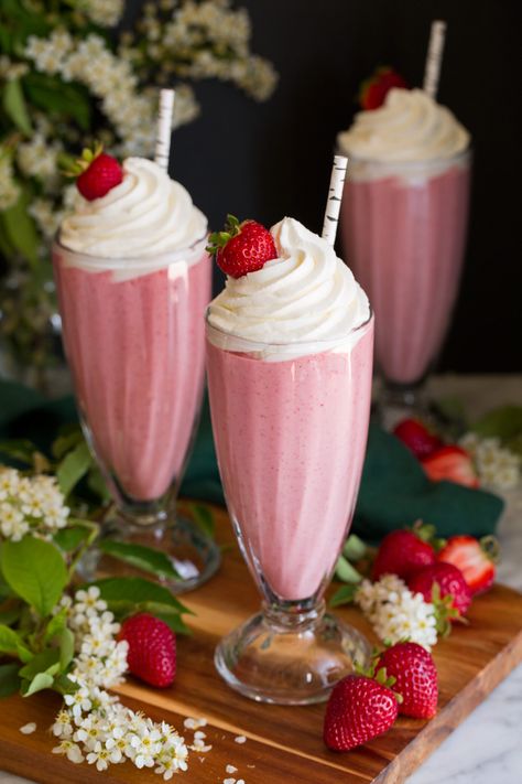 Strawberry Milkshakes Strawberry Smoothie Aesthetic, Fruits Shake, Ferrero Rocher Milkshake, Coquette 60s, Smoothie Ice Cream, Milkshake Recipe Strawberry, Creamy Ice Cream, Best Milkshakes, Strawberry And Cream