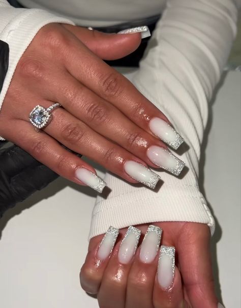 Nails For Christmas White, New Year White Nails, Silver And White Nail Designs, New Year Acrylic Nails, White Pretty Nails, White New Years Nails, Cristmass Nails 2024, White Nails For Christmas, Xmas Nails White