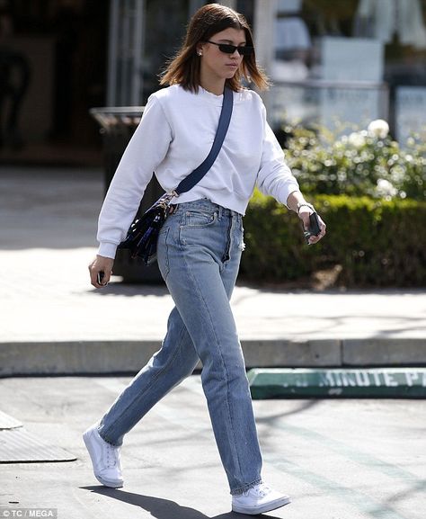 White Sweatshirt Outfit, White Cropped Sweater, Sweater And Jeans, Vans Outfit, Mom Jeans Outfit, Sofia Richie, 90s Outfit, Outfit Jeans, Sweatshirt Outfit