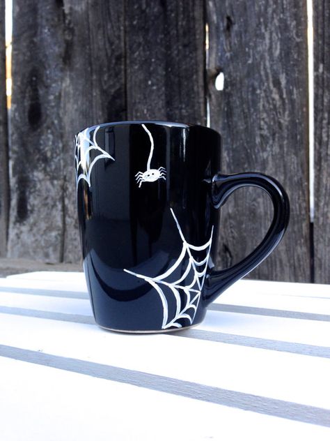 Halloween Mug Ideas, Cup Art Design, Halloween Mugs Coffee Cups, Cup Painting Ideas, Halloween Mugs, Goth Home, Tassen Design, Painted Mugs, Halloween Spider Web