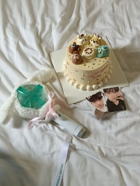 Txt Birthday Party, Txt Inspired Cake, Txt Cake Design, Kpop Inspired Cake, Txt Cake Ideas, Txt Birthday Cake, Kpop Birthday Party Ideas, Txt Cake, Kpop Cake Ideas