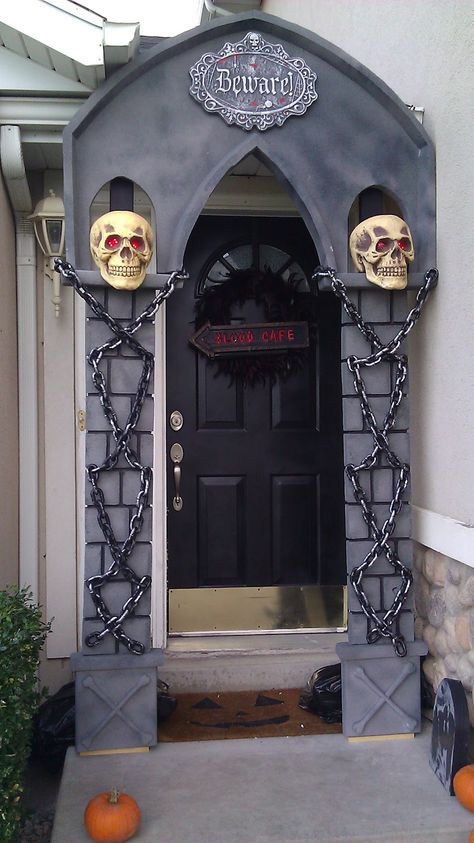 DIY Halloween Arch- made mostly out of styrofoam and only a little wood. Looks very easy to me and I don't know my way around tools at all, only crafting 'tools'. ;)) Front Yard Halloween Decorations, Creative Halloween Decorations, Halloween Front Door Decorations, Spooky Diy, Dekorasi Halloween, Haunted House Diy, Spooky Ideas, Halloween Diy Outdoor, Photo Halloween